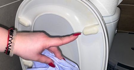 Wsmaruj w deskę. Po żółtych plamach nie będzie śladu