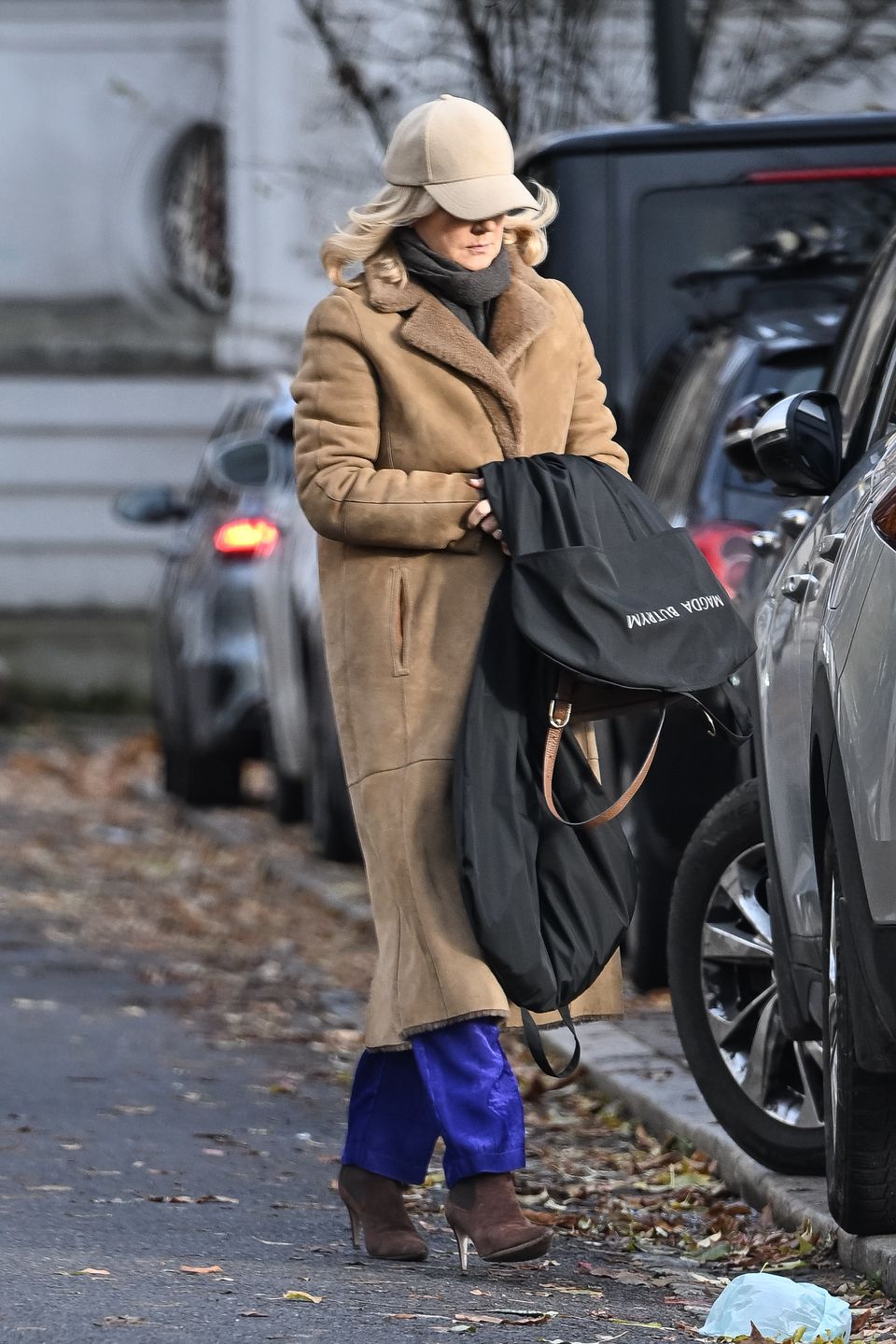 Naturalna Grażyna Torbicka załatwia sprawunki na mieście