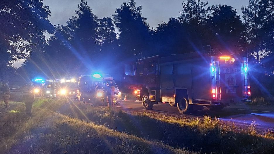 "Auto z włączonymi światłami, obok ciało kobiety". Tragedia na DK 19