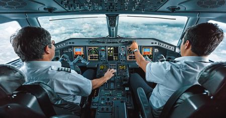 Tylko jeden pilot w kokpicie? Linie lotnicze mówią o cięciach kosztów i brakach kadrowych. Jest jedno "ale"