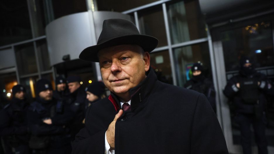 Warszawa, 20.12.2023. Poseł PiS Marek Suski (C) w budynku TVP przy ulicy Woronicza w Warszawie, 20 bm. Obecność protestujących oraz polityków PiS w siedzibie TVP ma związek z decyzją szefa MKiDN, który odwołał 19 grudnia br. dotychczasowych prezesów Zarządów Telewizji Polskiej, Polskiego Radia i Polskiej Agencji Prasowej i Rady Nadzorcze Spółek. (ad) PAP/Leszek Szymański