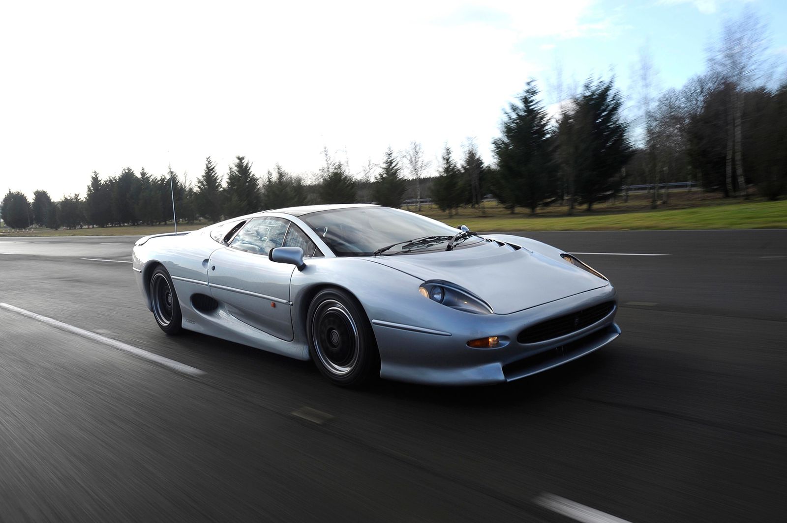 Legenda lat 90.: Jaguar XJ220 [galeria zdjęć] 6