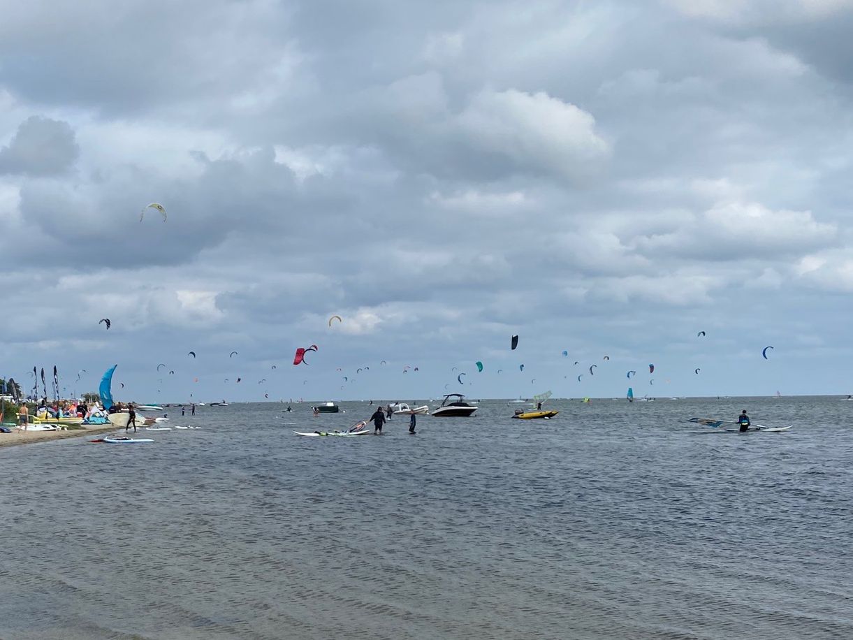 Windsurferzy i kitesurferzy korzystają z wiatru 
