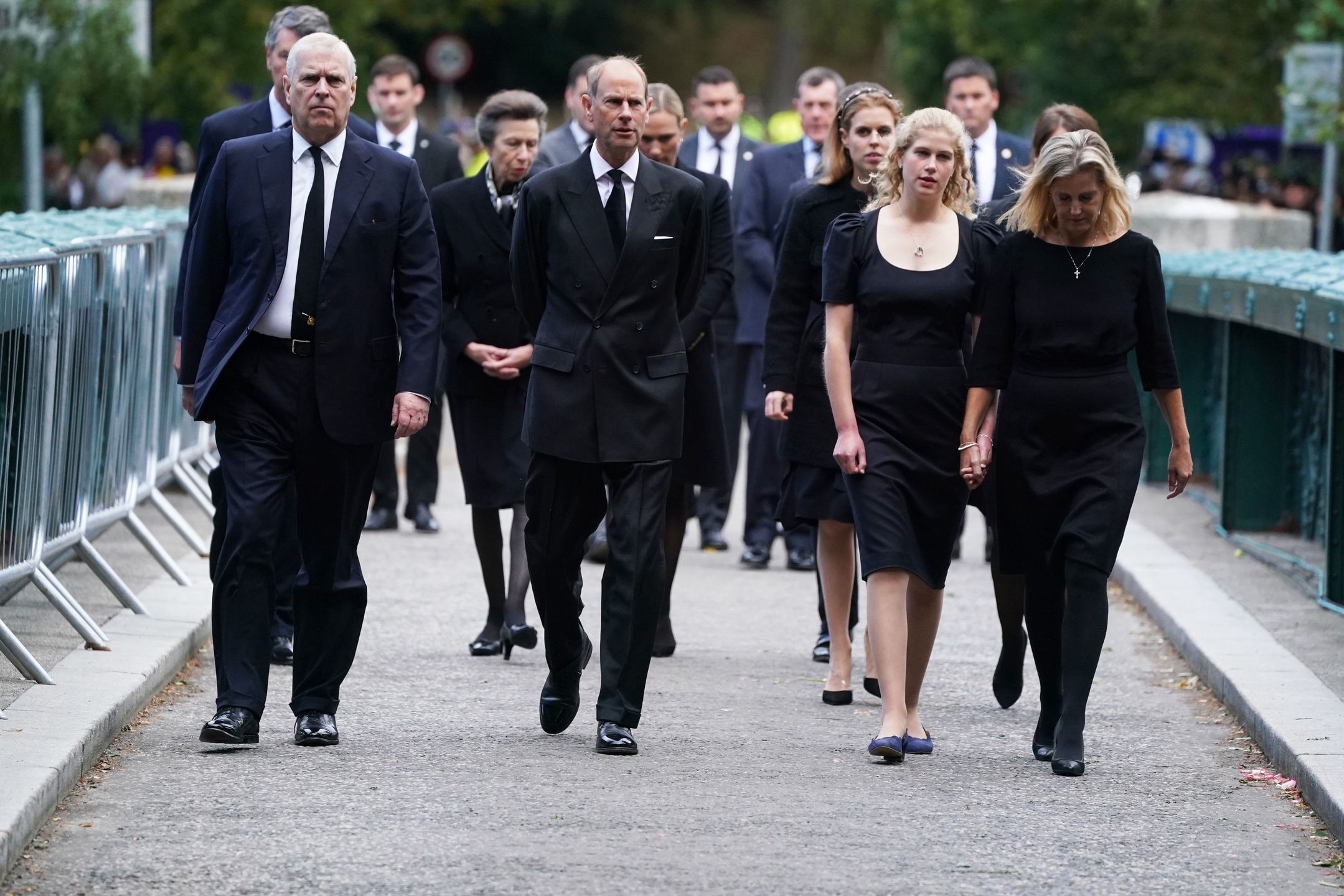 Lady Louise Windsor i członkowie rodziny królewskiej spacerują po Balmoral po nabożeństwie w intencji królowej Elżbiety II