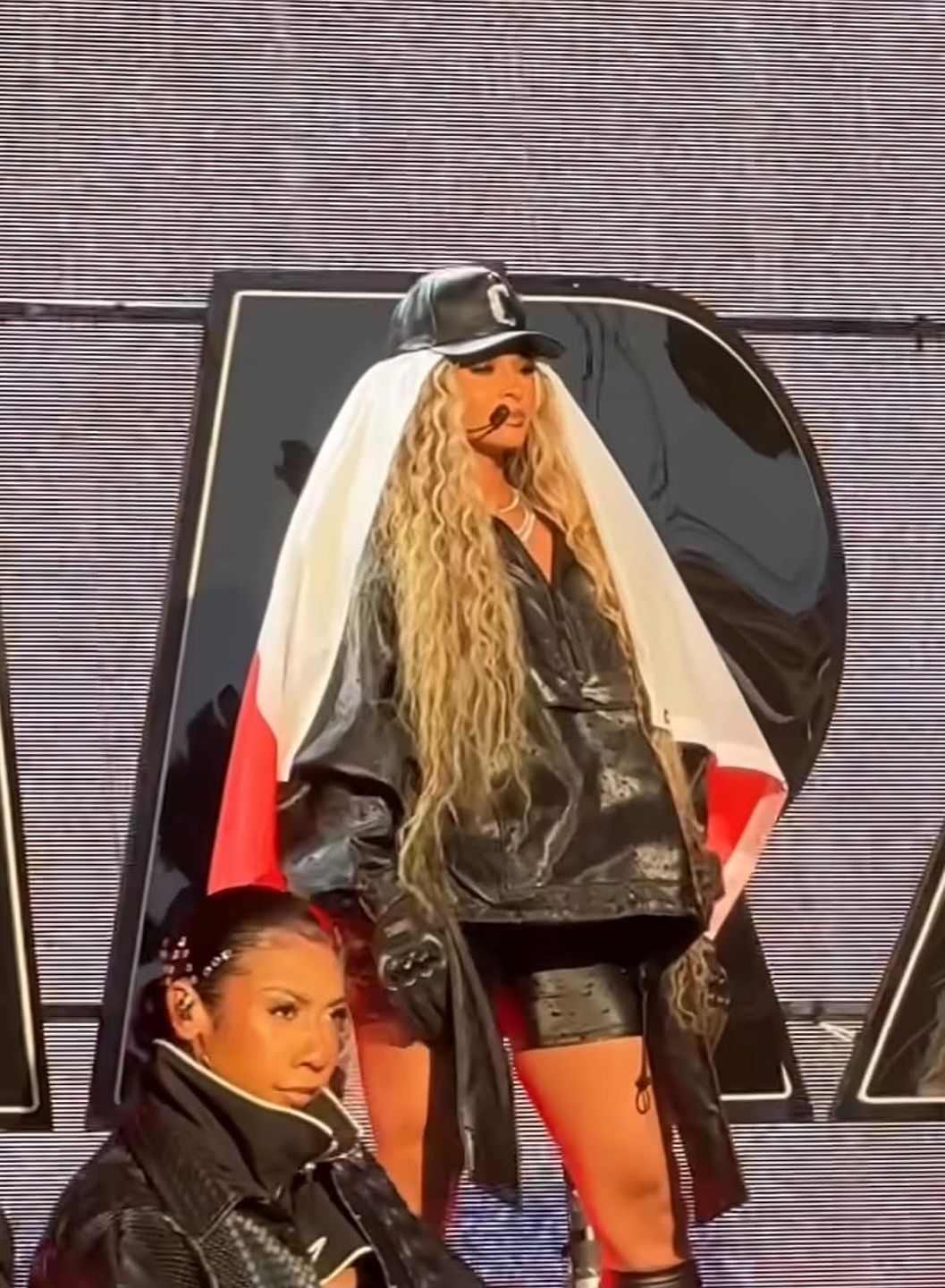 Ciara wystąpiła w Poznaniu z flagą Polski na głowie
