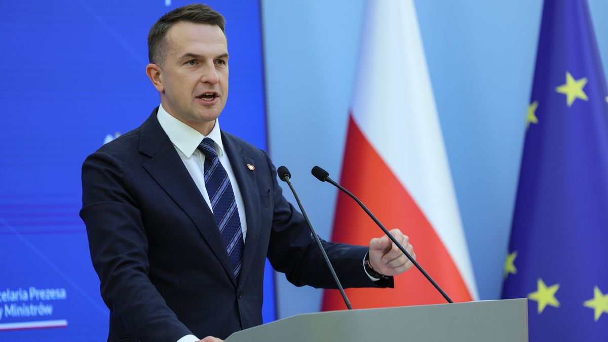 Warszawa, 14.10.2025. Rzecznik rządu Adam Szłapka podczas konferencji prasowej po posiedzeniu rządu, 14 bm. w KPRM w Warszawie. (sko) PAP/Rafał Guz