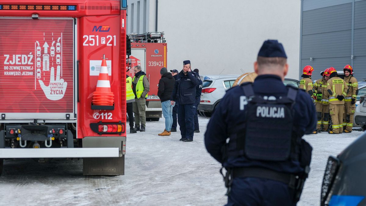 s�u�by na miejscu znalezienia fragmentu rakiety Falcon 9
Jakub Kaczmarczyk
falcon 9, Komorniki, policja, rakieta, rakiety, s�u�by, stra� po�arna