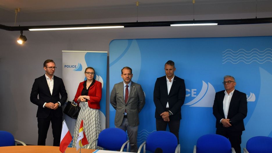 W finalizowaniu transakcji uczestniczył Krystian Kowalewski, burmistrz Polic, Magdalena Sosnowska i Grzegorz Ufniarz, z-cy burmistrza, Łukasz Kadłubowski wiceprezydent Szczecina oraz Marta Chmolewska, kierownik sprzedaży M.A.N. Polska