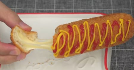 Przepis na corn dogi z mozzarelli. Nie tylko dla fanów sera!