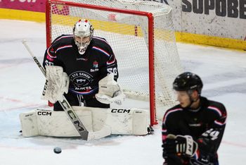 Hokej: Nie było niespodzianki. STS Sanok przegrał z mistrzem Polski