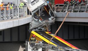 Wypadek autobusu w Warszawie. Ekspert: "Nieszczęśliwe miejsce. Tutaj należy stawiać mocniejsze bariery"