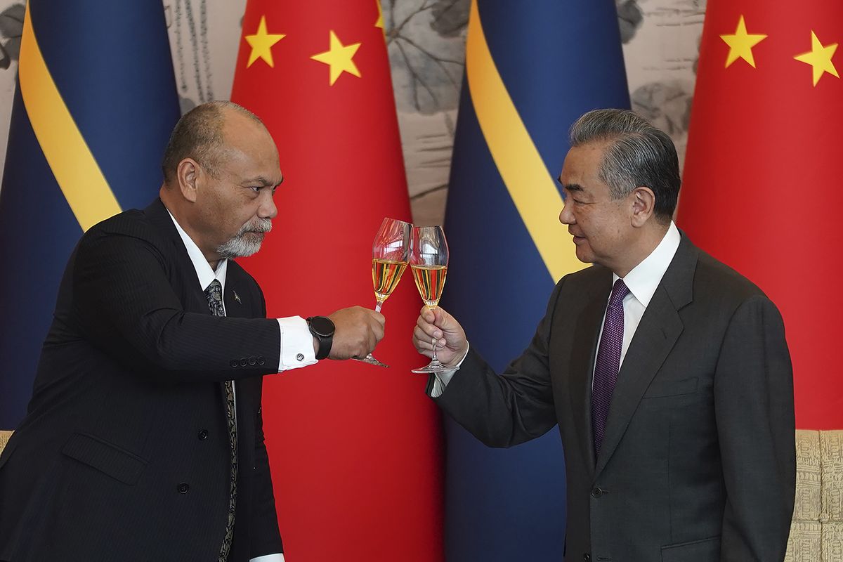 Minister spraw zagranicznych Chin Wang Yi (z prawej) i jego odpowiednik z Nauru Lionel Aingimea po podpisaniu porozumienia