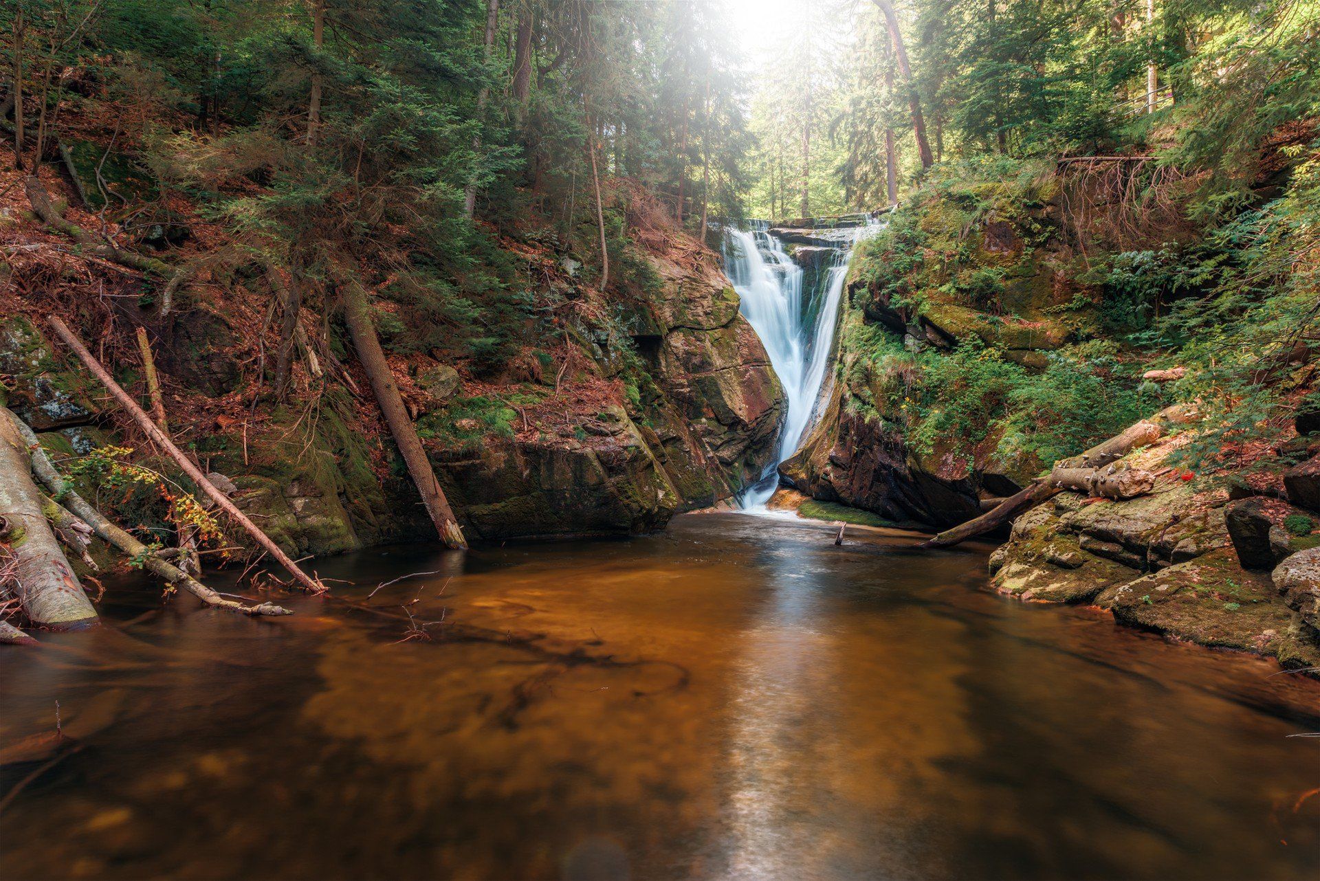 Karkonosze kryją w sobie wiele magicznych miejsc, a Wodospad Szklarki jest bez wątpienia jednym z nich. To drugi najwyższy wodospad w polskich Karkonoszach, z hukiem spadający z wysokości 13,3 m, a do tego jest niezwykle łatwo dostępny. Jak zaplanować wycieczkę na Wodospad Szklarki?