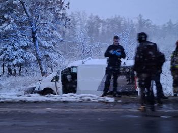 Śnieżyca w woj. śląskim! Kolejny atak zimy zaskoczył wielu. Powalone drzewa, setki kolizji i ludzie bez pądu. Straż interweniowała 302 razy