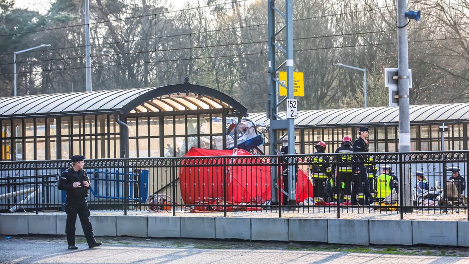 zderzenie karetki pogotowia z poci�giem
Puszczykowo, 03.04.2019. Do zderzenia karetki pogotowia z poci�giem Intercity dosz�o w podpozna�skim Puszczykowie, 3 bm. Dwie, z trzech os�b jad�cych karetk� zgin�y na miejscu. Kierowca ambulansu trafi� do szpitala.  (bj/cat)
PAP/Bartosz Jankowski
Bartosz Jankowski
karetka, kolejowy, mi�dzy, ofiary, opuszczone, poci�g, pogotowia, przejazd, Puszczykowie, zaporami, zapory, zderzenie