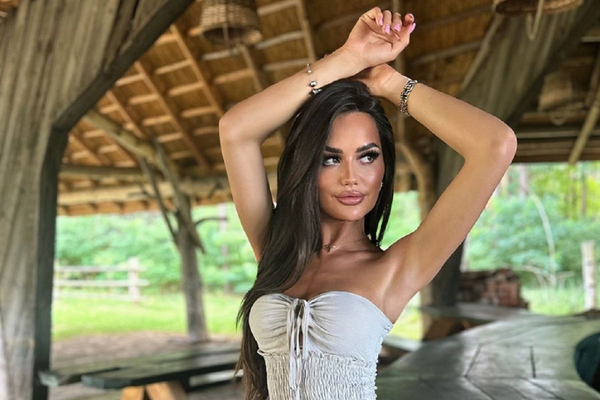 Najsłynniejsza ring girl na wakacjach. Szaleje na plaży