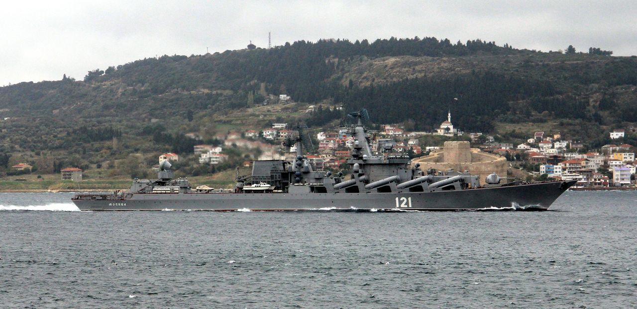 Uszkodzony krążownik "Moskwa" płynie do naprawy