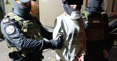 Podejrzany o zabójstwo uciekł. Pilnujący go funkcjonariusze spali
