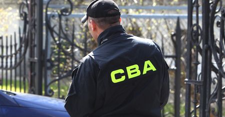 Zarzuty dla byłego agenta CBA. "Na przesłuchanie przyjechał zakuty w kajdanki"