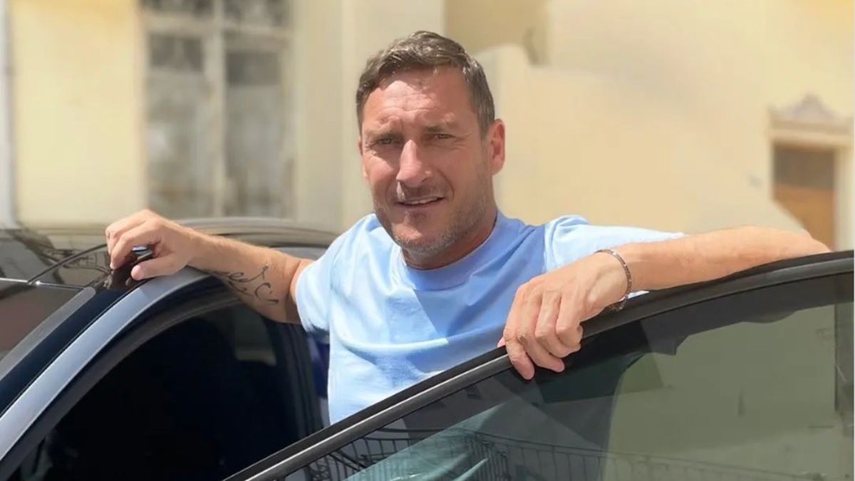 Francesco Totti w czasie wsiadania do samochodu