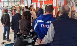 Kolejka ludzi z butelkami do zwrotu. "Co chwila maszyna się zacina"