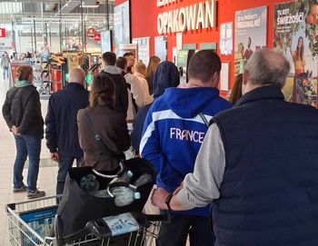 Kolejka ludzi z butelkami do zwrotu. "Co chwila maszyna się zacina"