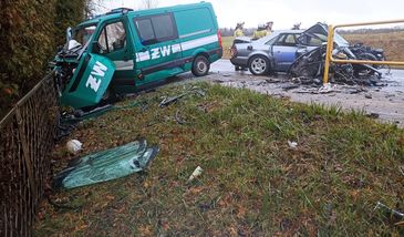 Pojazd Żandarmerii Wojskowej roztrzaskany. Groźny wypadek pod Piszem