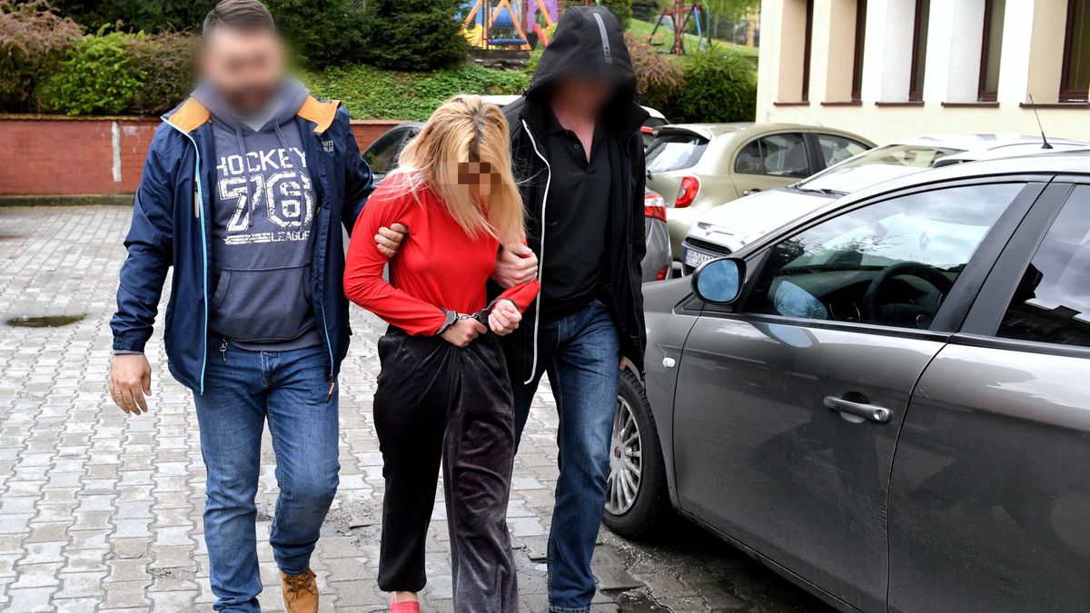Dżesika N. prowadzona przez funkcjonariuszy policji na przesłuchanie