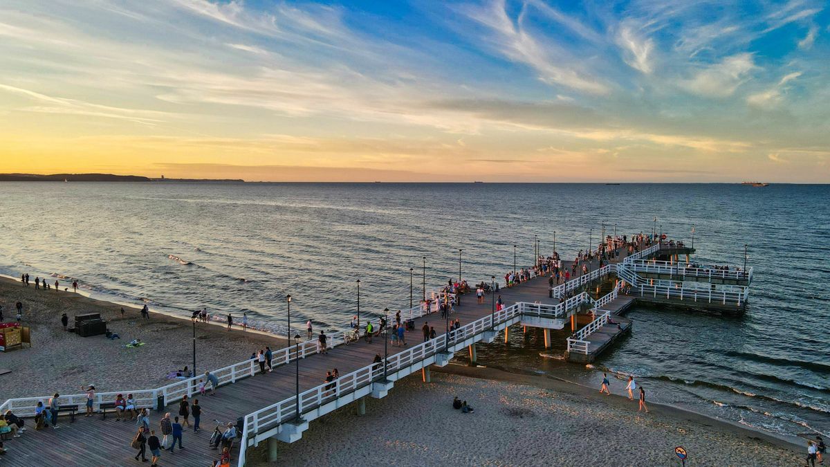 Molo w Gdańsku Brzeźnie. Trwają prace nad poszerzeniem plaży