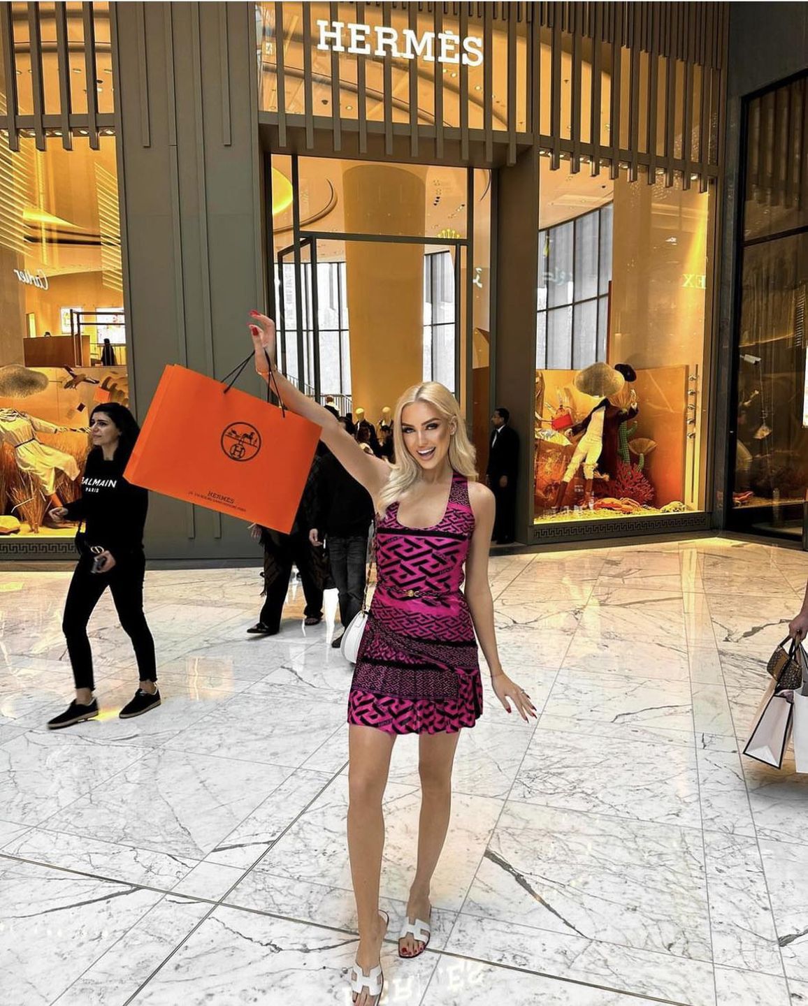 Caroline Derpienski chwali się zakupioną w Dubaju torbą z krokodyla za 100 tysięcy
