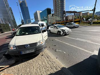 Warszawa: Zderzenie na środku Ronda ONZ. Obaj kierowcy twierdzą, że mieli zielone światło