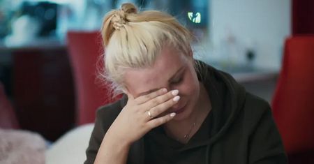 Wystąpiła w TVN. Dla niego wyjechała z Polski. Została sama