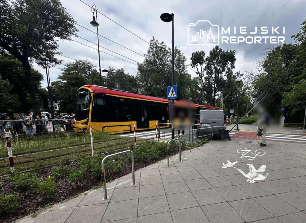 Zderzenie busa z tramwajem na Żoliborzu. Ruch zablokowany