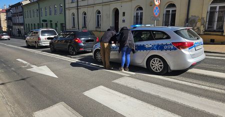 Zatrzymał się przed przejściem, drugi nie zdążył. Zderzenie dwóch aut na ul. Lubartowskiej [ZDJĘCIA]