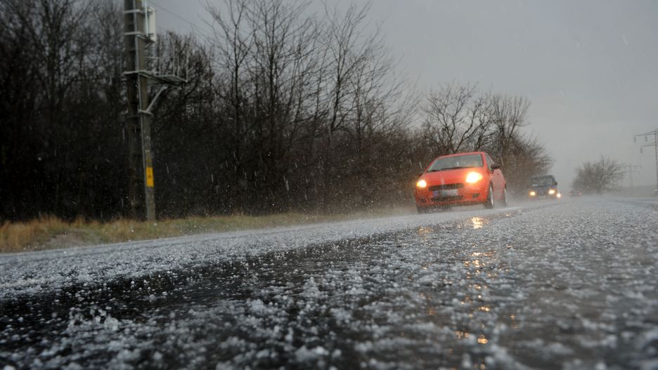 Pogoda grad ulica oblodzenie warunki