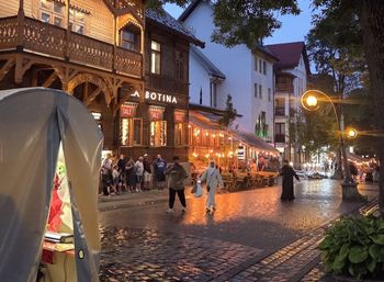 Arabowie przyłapani na Krupówkach. Turyści patrzyli tylko na nich