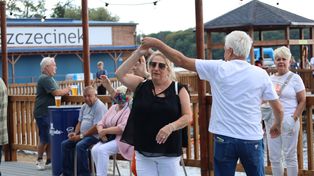 To popołudnie na plaży miejskiej należało do seniorów. Pierwszy dancing w Szczecinku