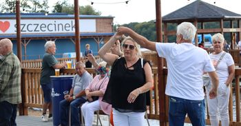 To popołudnie na plaży miejskiej należało do seniorów. Pierwszy dancing w Szczecinku
