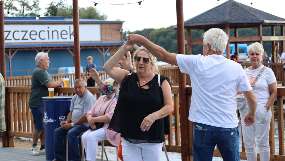 Dansing dla seniorów na plaży miejskiej w Szczecinku