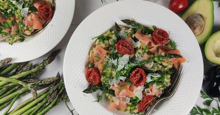 Kremowe risotto z łososiem i podsuszonymi pomidorkami