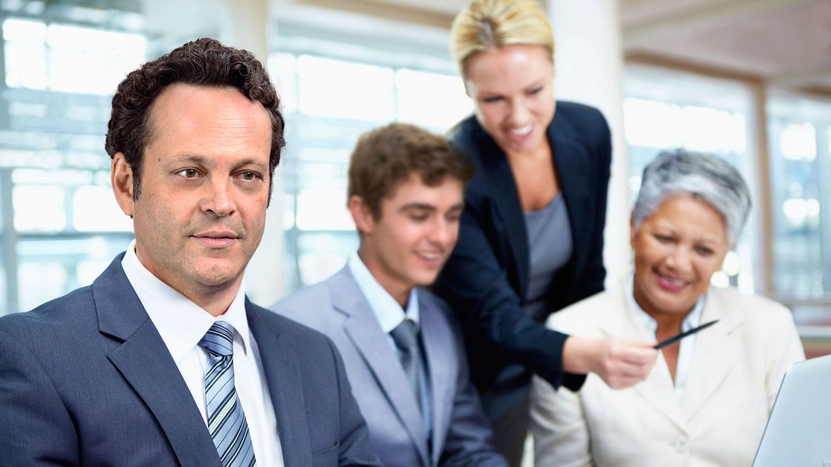 Aktorzy promują nowy film w formie ironicznych zdjęć stockowych 1