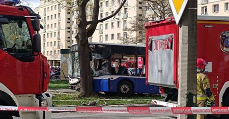 Poważny wypadek w Krakowie. Autobus miejski wjechał w drzewo, 10 pasażerów zostało rannych