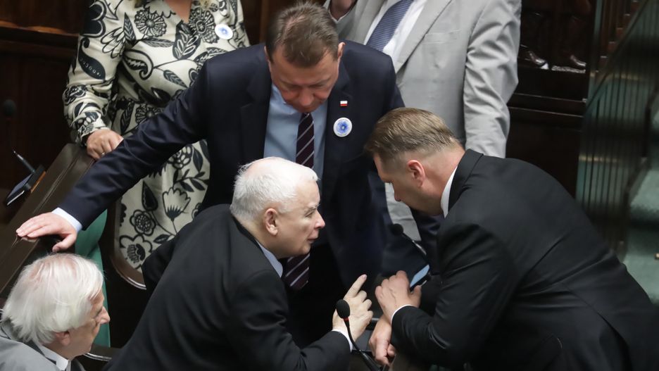 Warszawa, 11.07.2024. Politycy PiS, od lewej: Ryszard Terlecki, prezes Jarosław Kaczyński, Mariusz Błaszczak i Przemysław Czarnek na sali obrad Sejmu w Warszawie, 11 bm. (mr) PAP/Tomasz Gzell