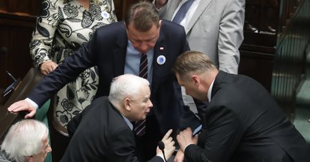 Ciemne chmury nad PiS. Kaczyński oburzony