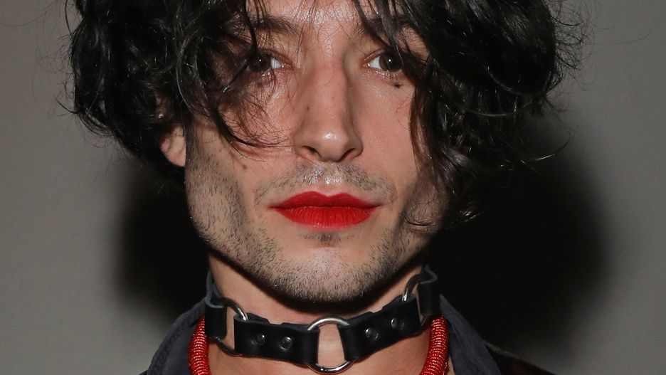 Ezra Miller pozostaje gwiazdą Warner Bros.