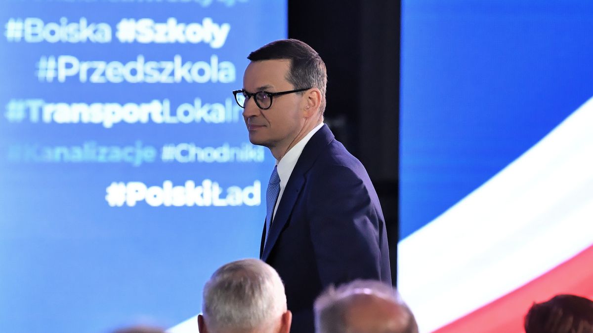 Na zdjęciu Mateusz Morawiecki wchodzący na konferencję prasową