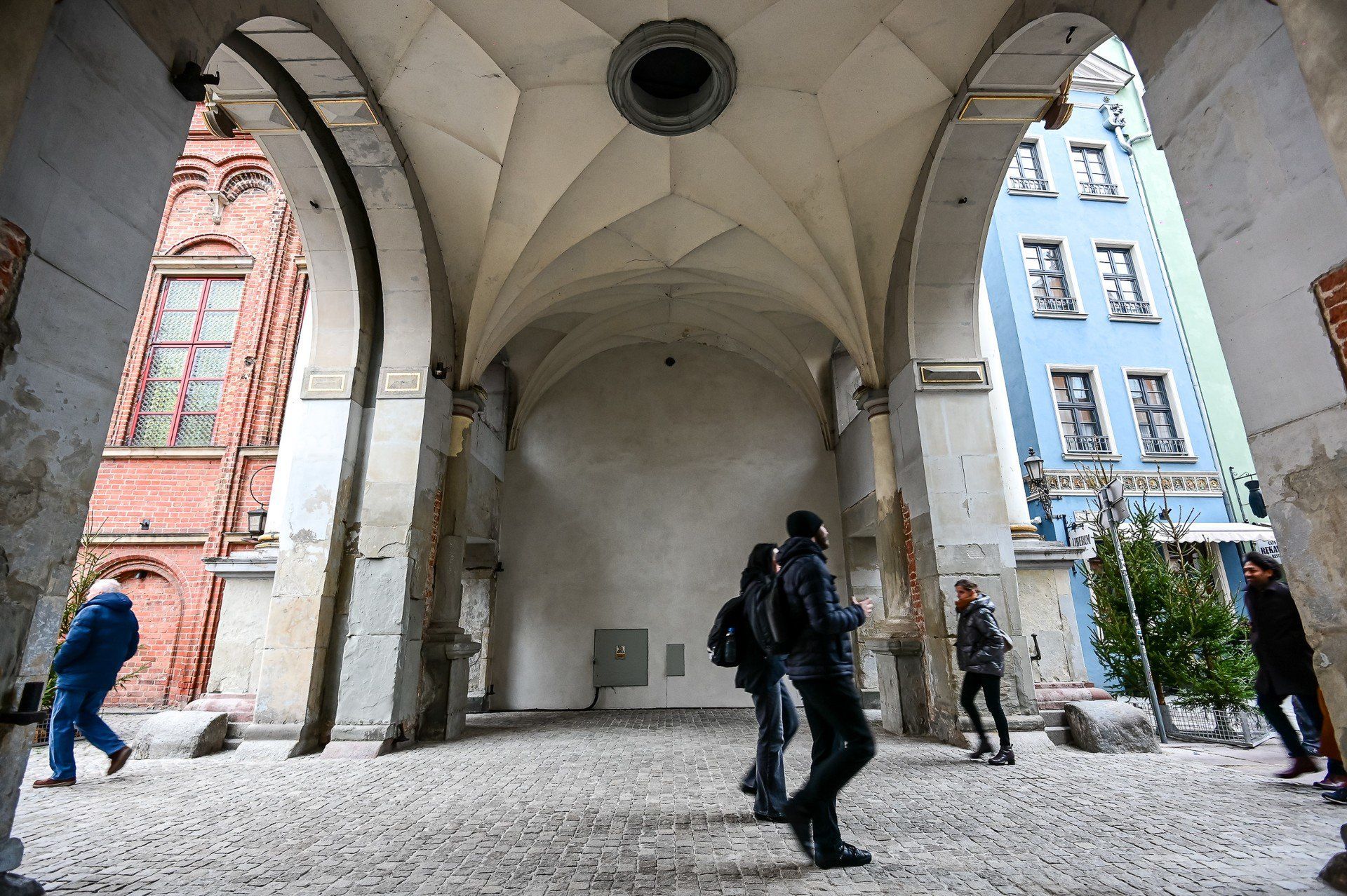 Mieszkańcy i turyści zaskoczeni &#34;nowym&#34; wyglądem słynnej Złotej Bramy w Gdańsku
