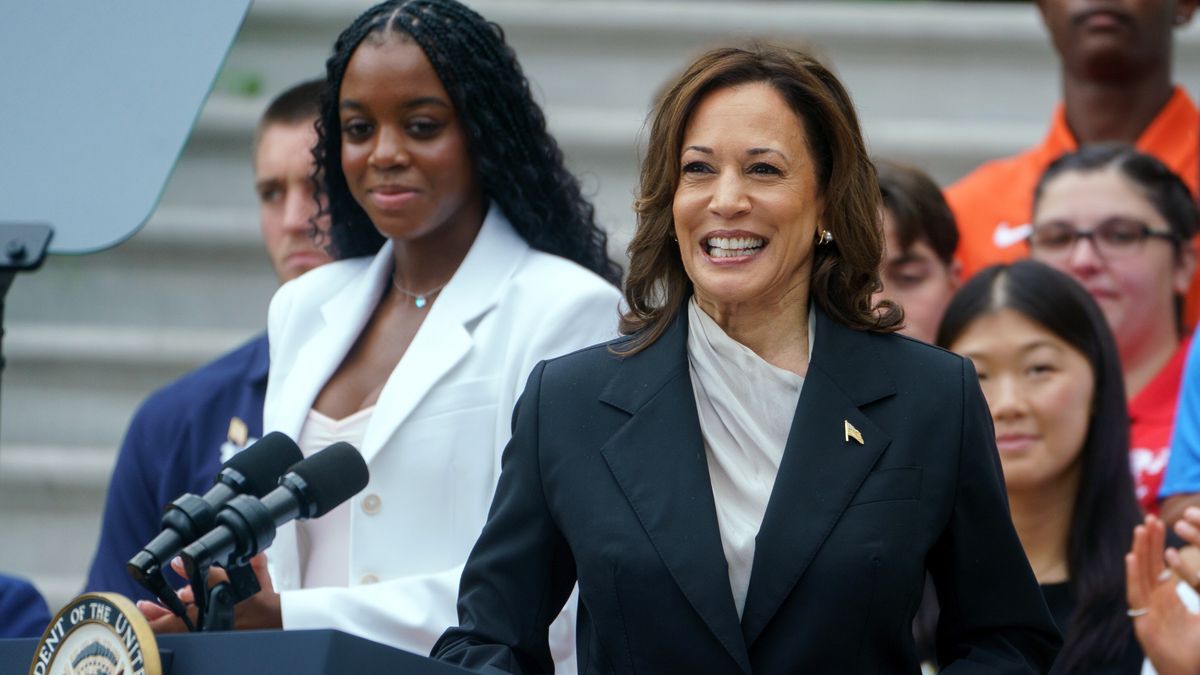 epaselect epa11491680 US Vice President Kamala Harris (front R) speaks at an event with the National Collegiate Athletic Association (NCAA) championship teams, on the South Lawn of the White House, Washington DC, USA, 22 July 2024. US President Joe Biden announced on 21 July he would not seek re-election and endorsed Vice President Harris to be the Democratic Party's new nominee for the US elections in November 2024. EPA/WILL OLIVER Dostawca: PAP/EPA.