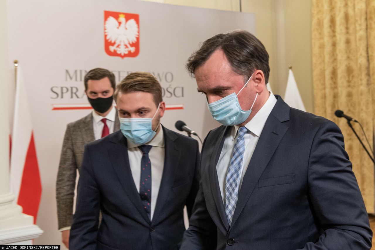 "Ziobryści" odpierają uderzenie ze strony KE. Winą obarczają premiera (East News) 