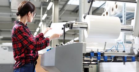 Nowe dane o przemyśle. Brak surowców i nieobecności pracowników ograniczają produkcję